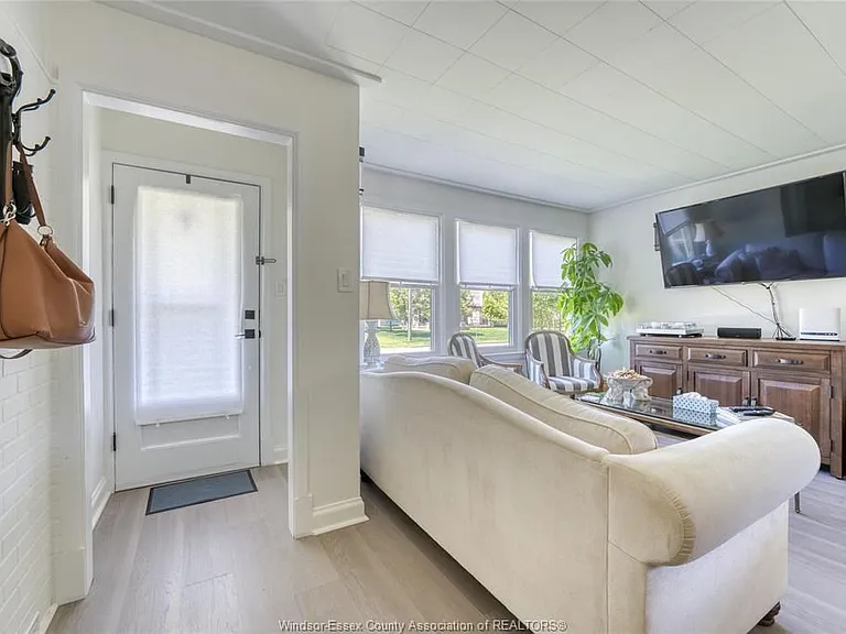 4062 Roseland Dr E — Photo 4