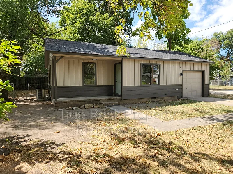 2 bed, 1.0 bath, $825 — Photo 1
