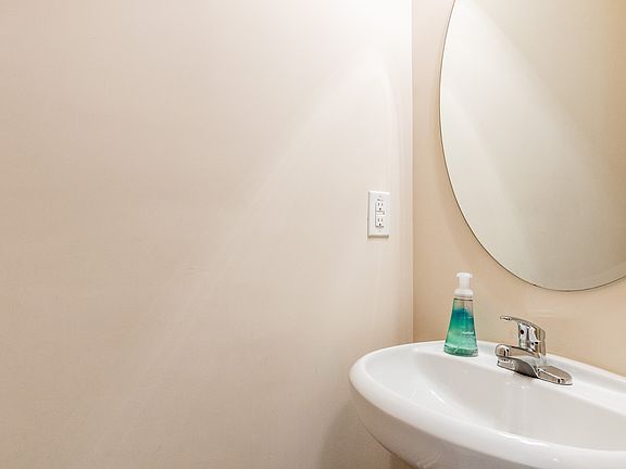 5th image of 204 Montview Way
