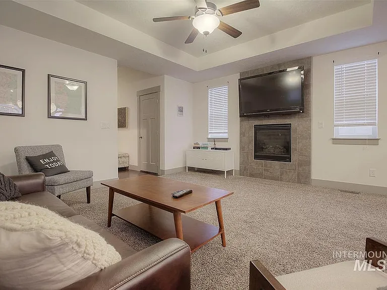 1511 S Division Ave — Photo 6