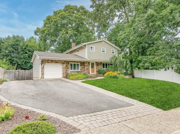 16 Carriage Drive, Kings Park, NY 11754