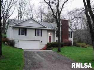 39 W Timberline Dr, Blue Grass, IA 52726