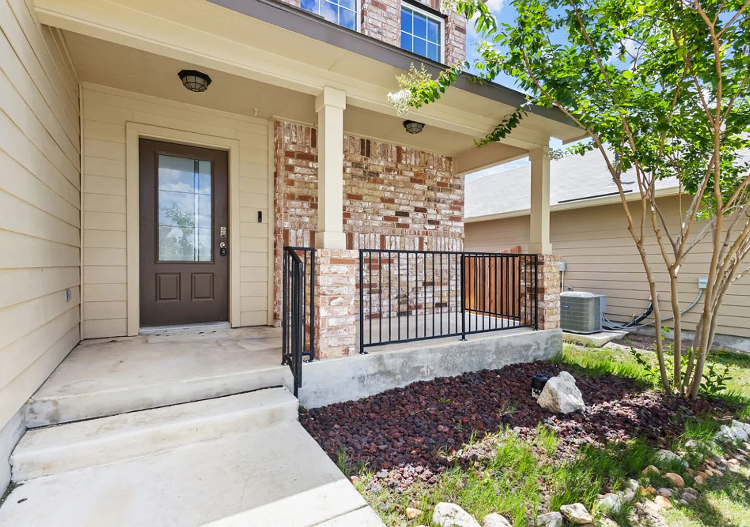 Charming Home Awaits: Spacious & Modern Living in a Prime Location — Photo 3