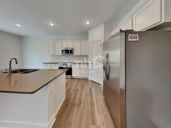 3rd image of 817 Lantern Mill Cir
