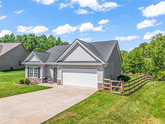 2nd image of 372 Highland Pointe Dr