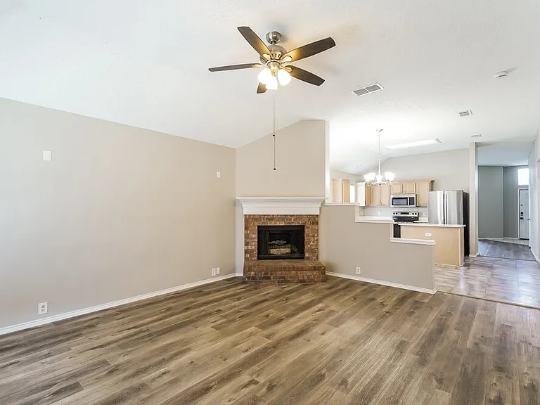 4612 Parkmount Dr — Photo 4