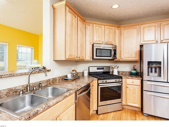 4th image of 3858 Woodglen Ave