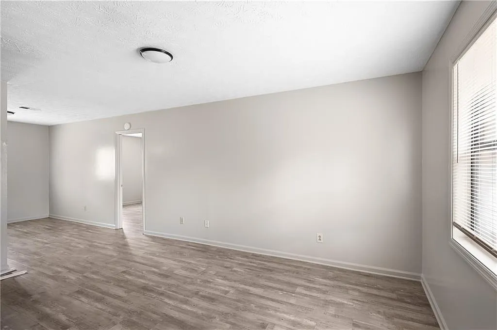 3 bed, 1.0 bath, 1050 sqft, $1,500 — Photo 3