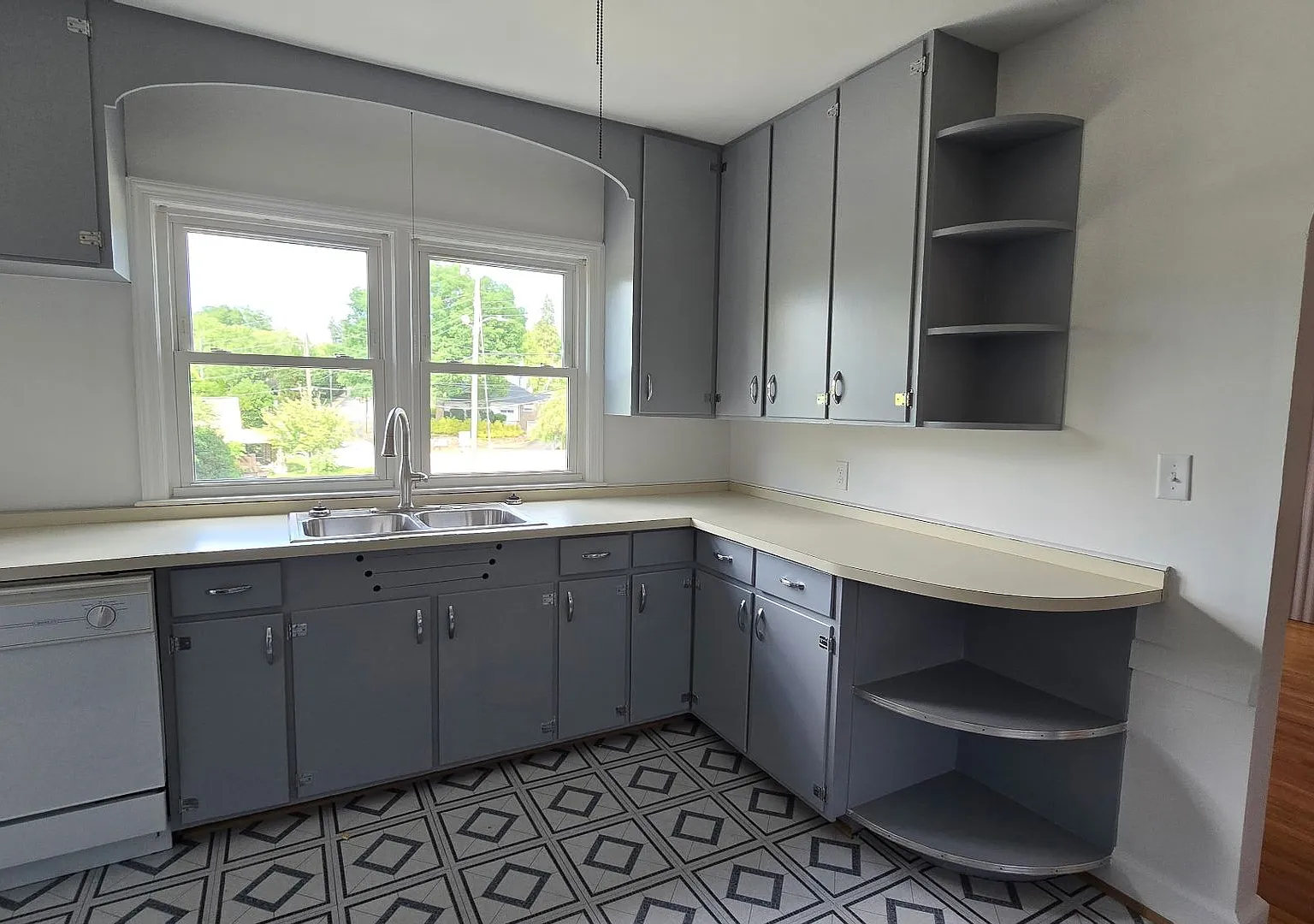 Beautiful Brick home for rent! 4 Bedroom 2 Bathroom home in Canton — Photo 2