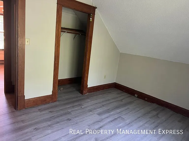 925 N Blauvelt Ave — Photo 18