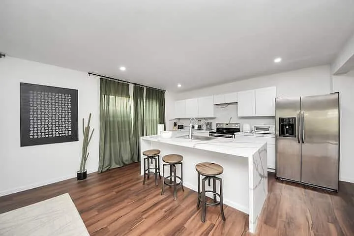 3760 Rio Vista St — Photo 2