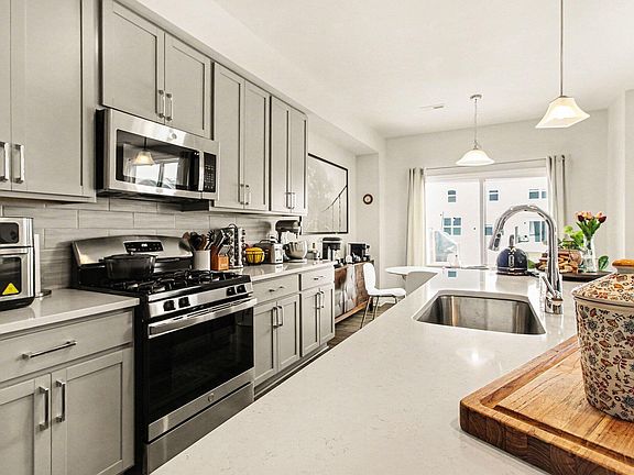 5th image of 2204 Mill Ln