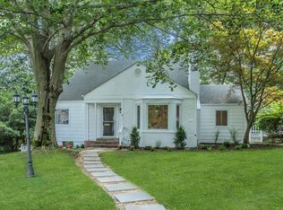 32 Wickham Rd, Roslyn Heights, NY 11577