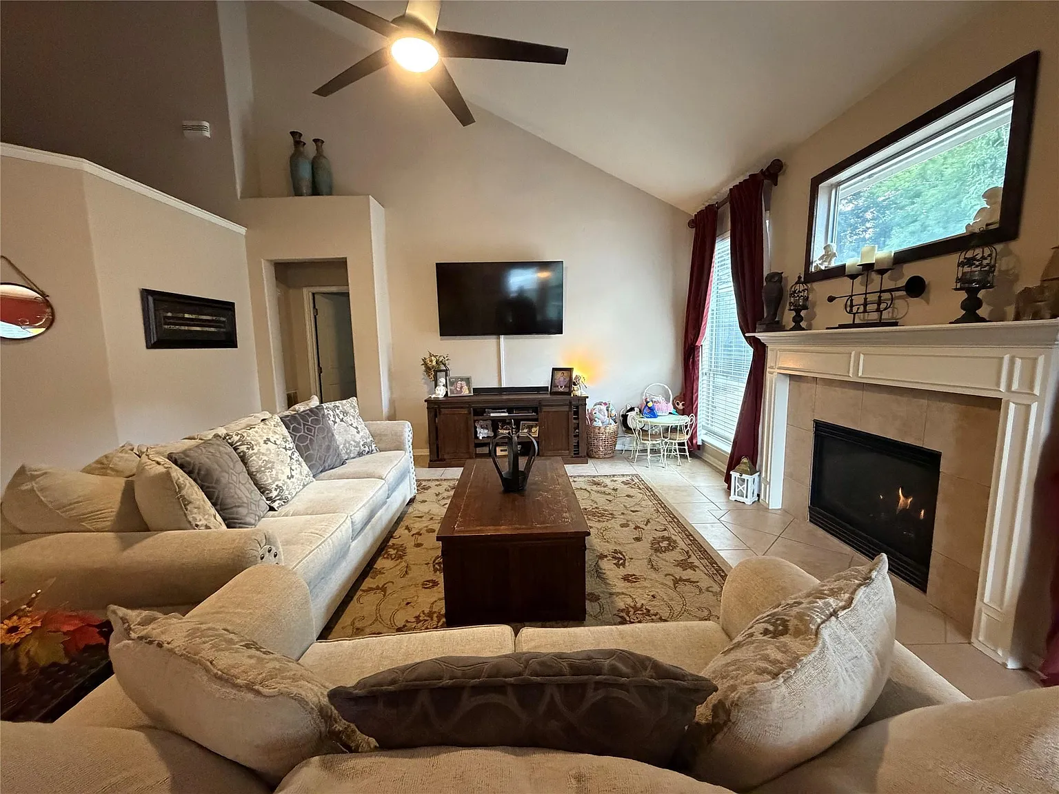 4 bed, 2.5 bath, 2800 sqft, $2,700 — Photo 4