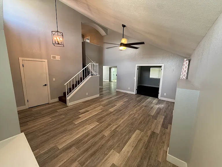 907 Elm St — Photo 10