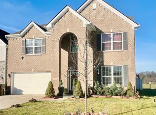 2666 Creek Bank Ct, Columbus, IN 47201