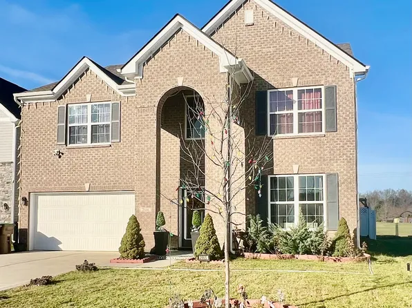 2666 Creek Bank Ct, Columbus, IN 47201