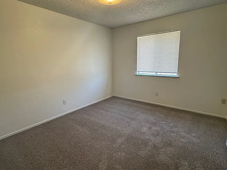 25831 Temple Dr — Photo 6