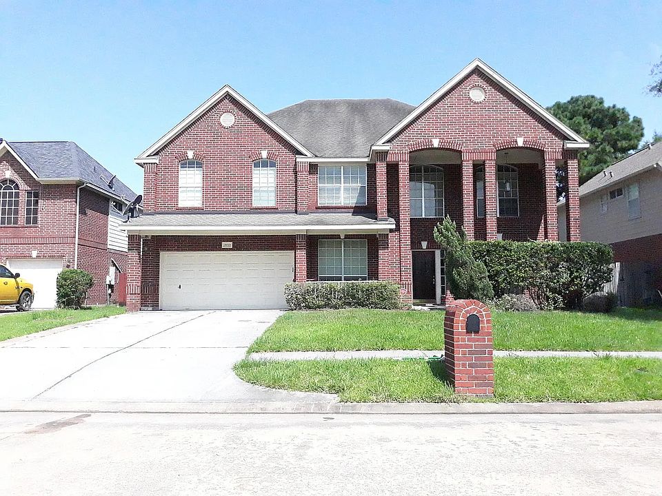 Ample parking space in the garage and the drive way and close to cul-de-sac for additional parking.