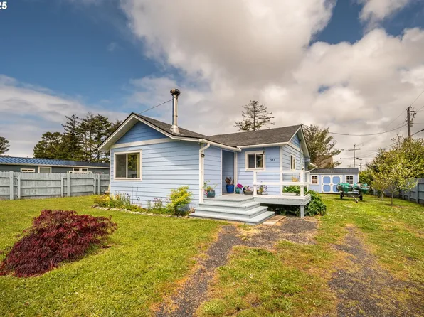 532 10th St, Port Orford, OR 97465