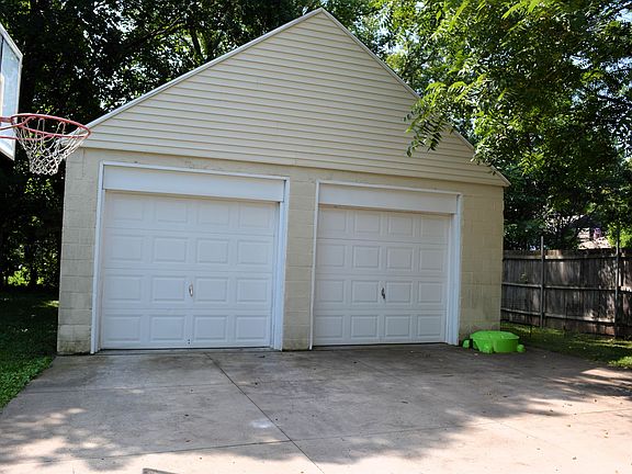 3rd image of 303 Oxford Ave