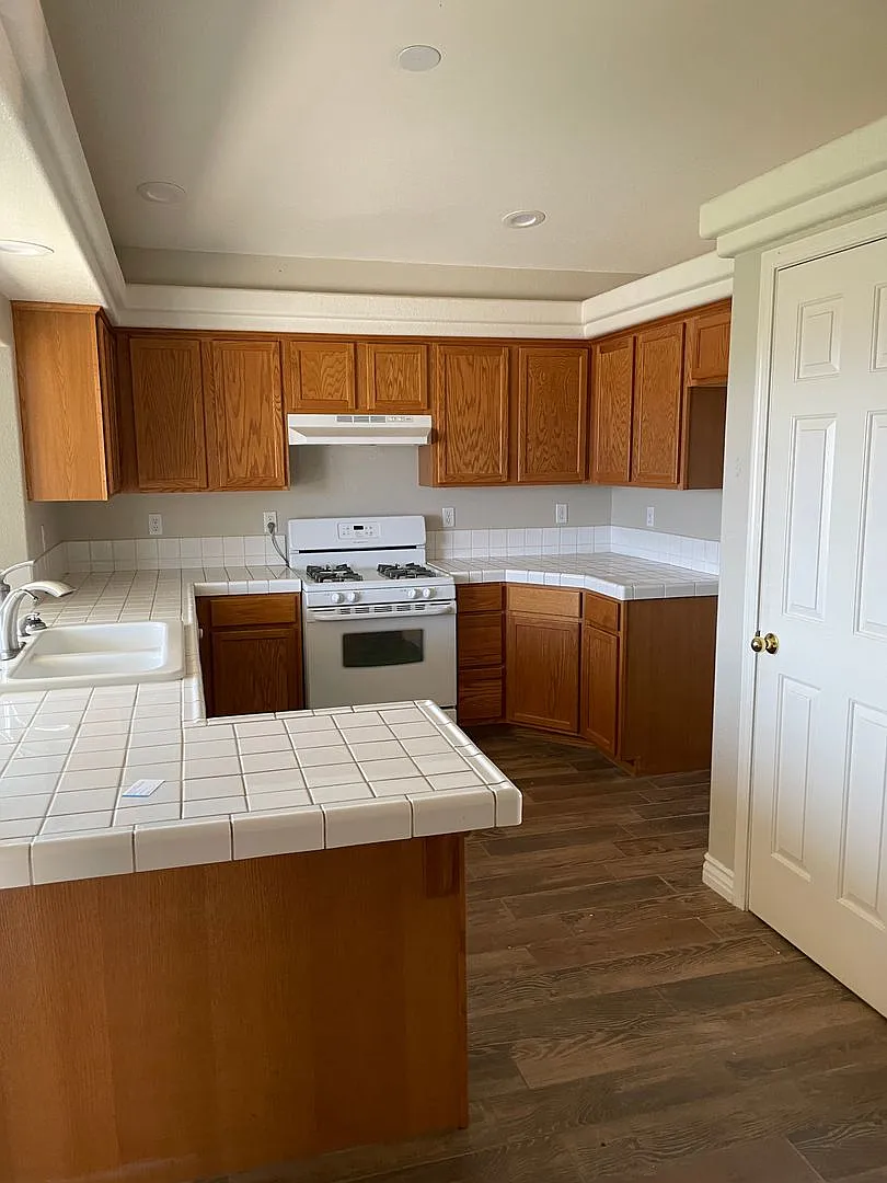 Building Photo - 2454 E Saguaro Dr