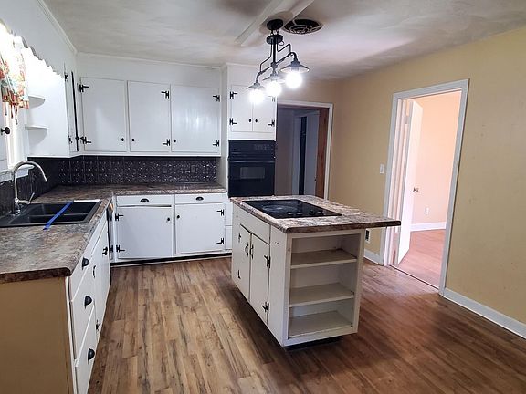 2nd image of 505 Lakeview Drive