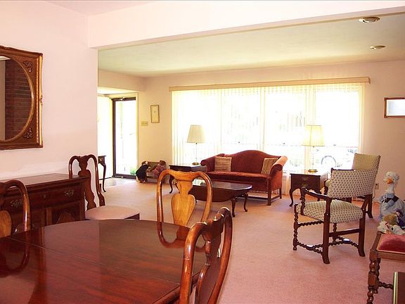 4th image of 22 Lantana Dr