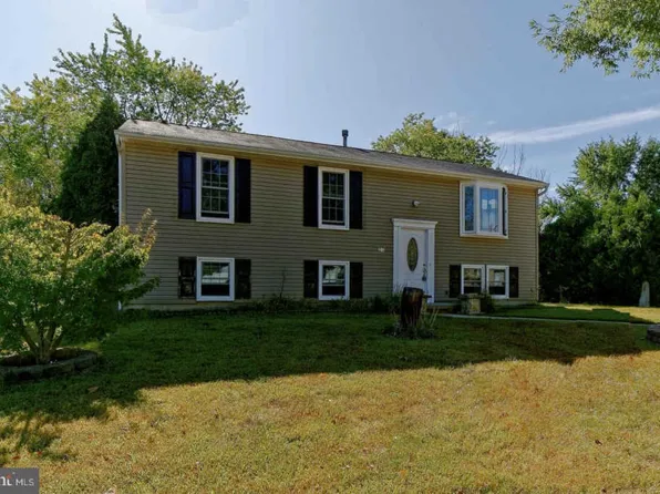 27 Dover Ln, Sicklerville, NJ 08081