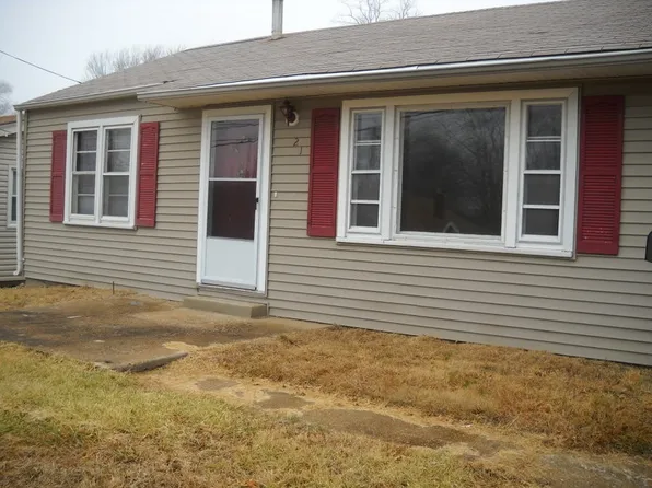 21 Reasor Dr, Saint Louis, MO 63135