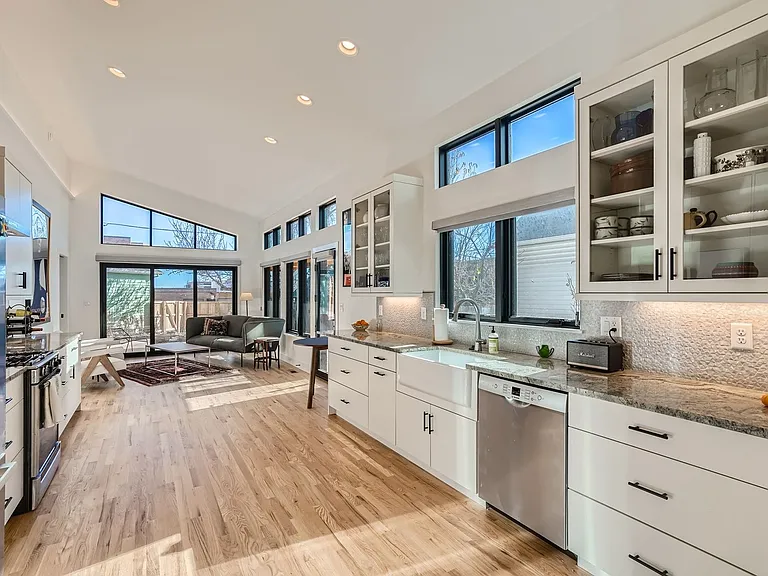 824 La Farge Ave — Photo 7