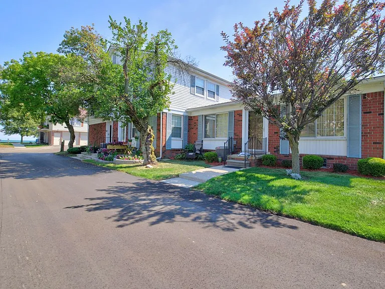 26070 N Lake Dr — Photo 23