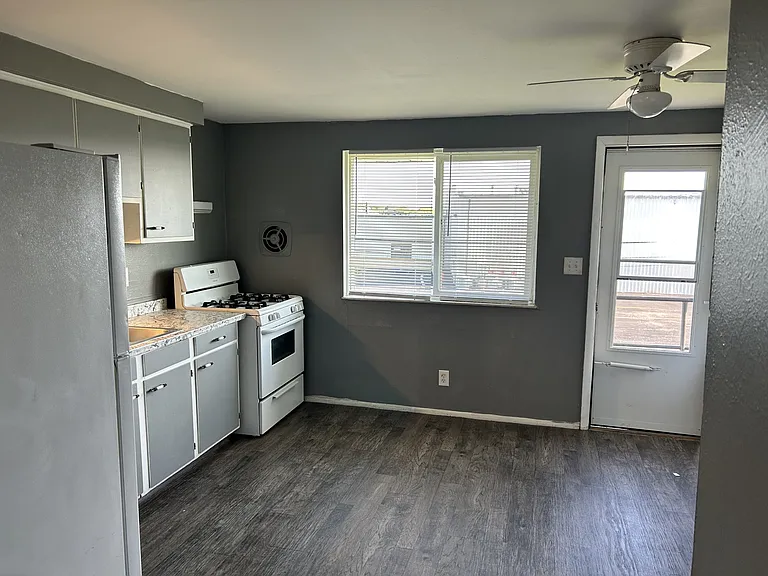 1800 Queenswood Dr — Photo 3