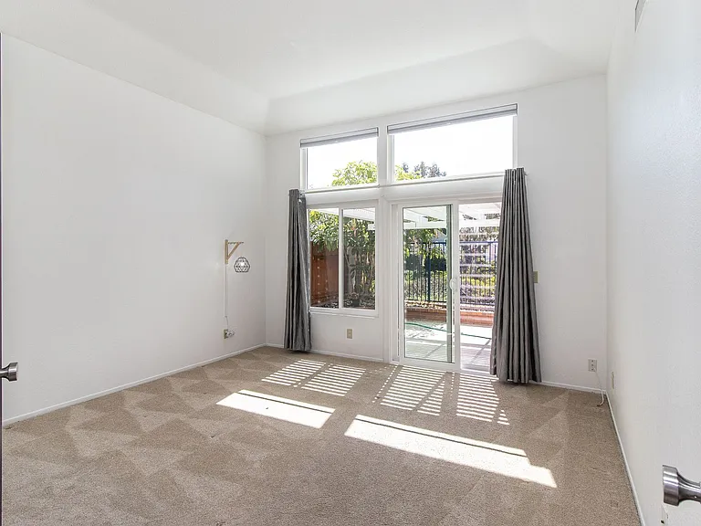 1821 Avenida Segovia — Photo 11