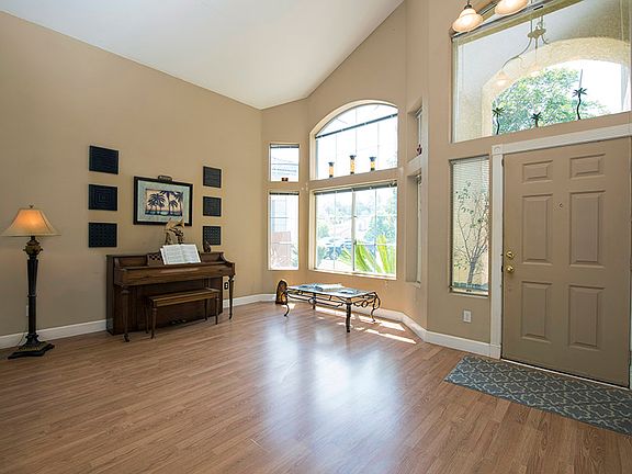 3rd image of 813 River Run Cir