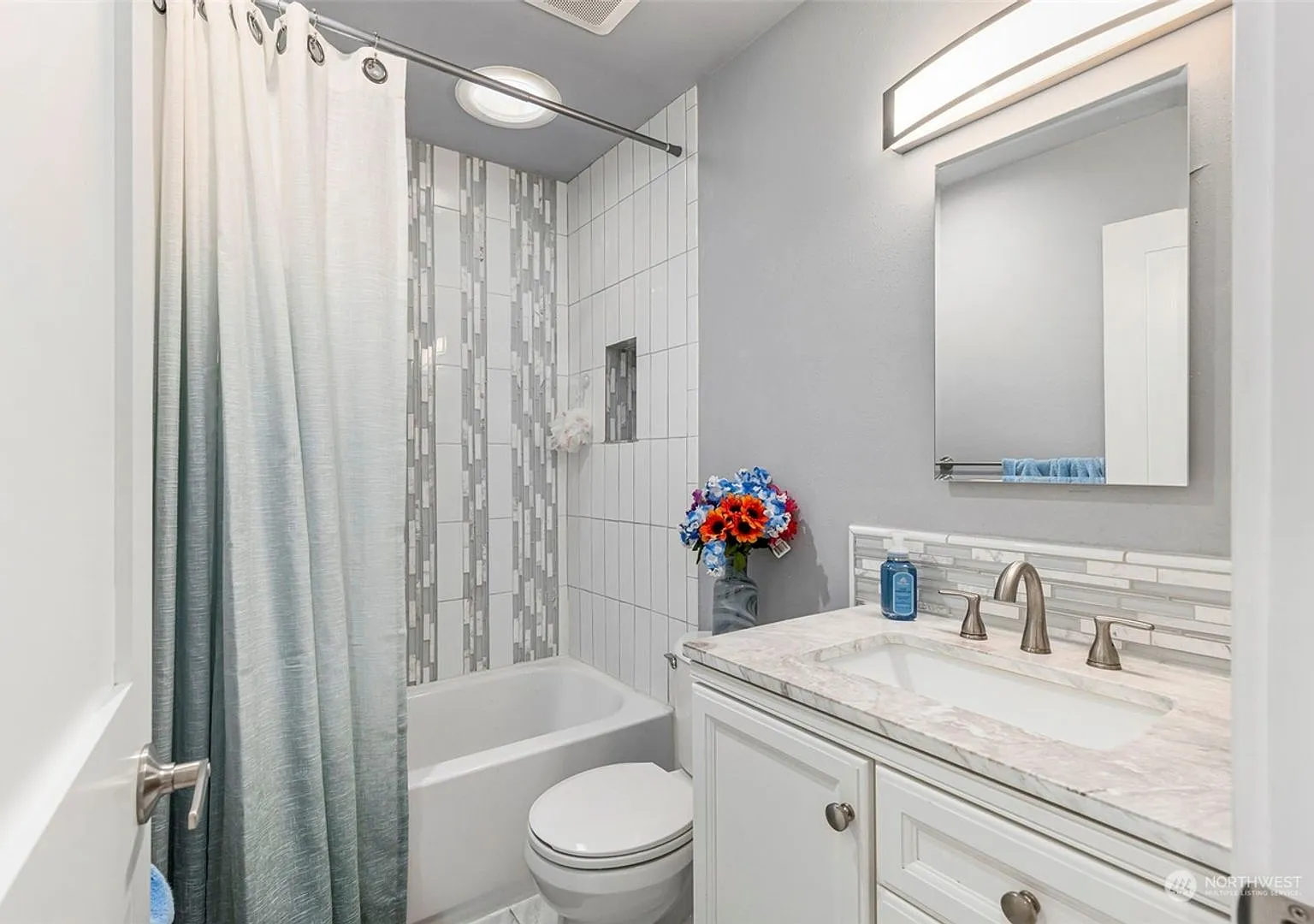Open Concept 2BR 1 BA Bremerton Rambler — Photo 4