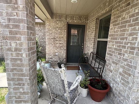 3rd image of 806 W Inez
