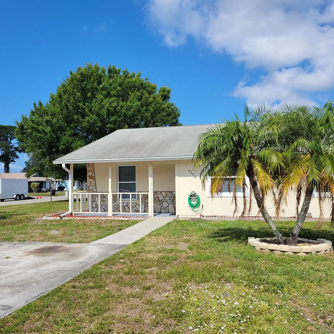 Annual unfurnished 2/2 beautifully renovated duplex only 4 miles from the beach! — Photo 2