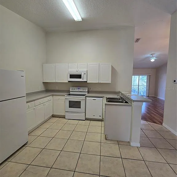 2790 Club Cortile Cir #B — Photo 4