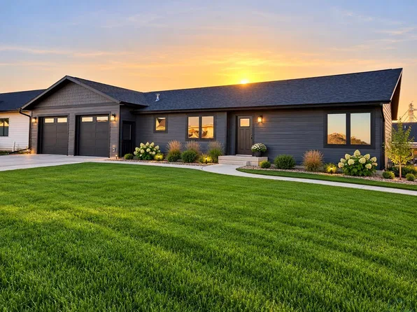 2103 Elm St, Hull, IA 51239