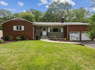 15 Greenbrier Rd, Green Brook, NJ 08812