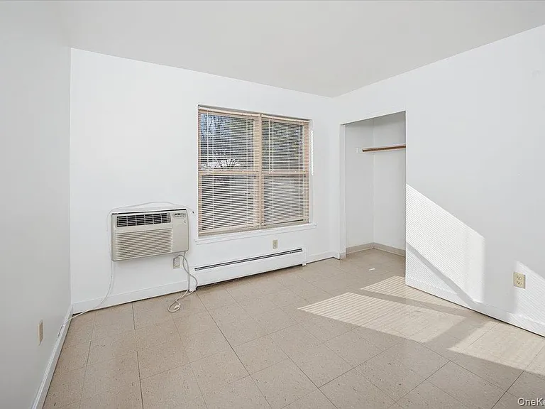501 Maplewood Gdns — Photo 15