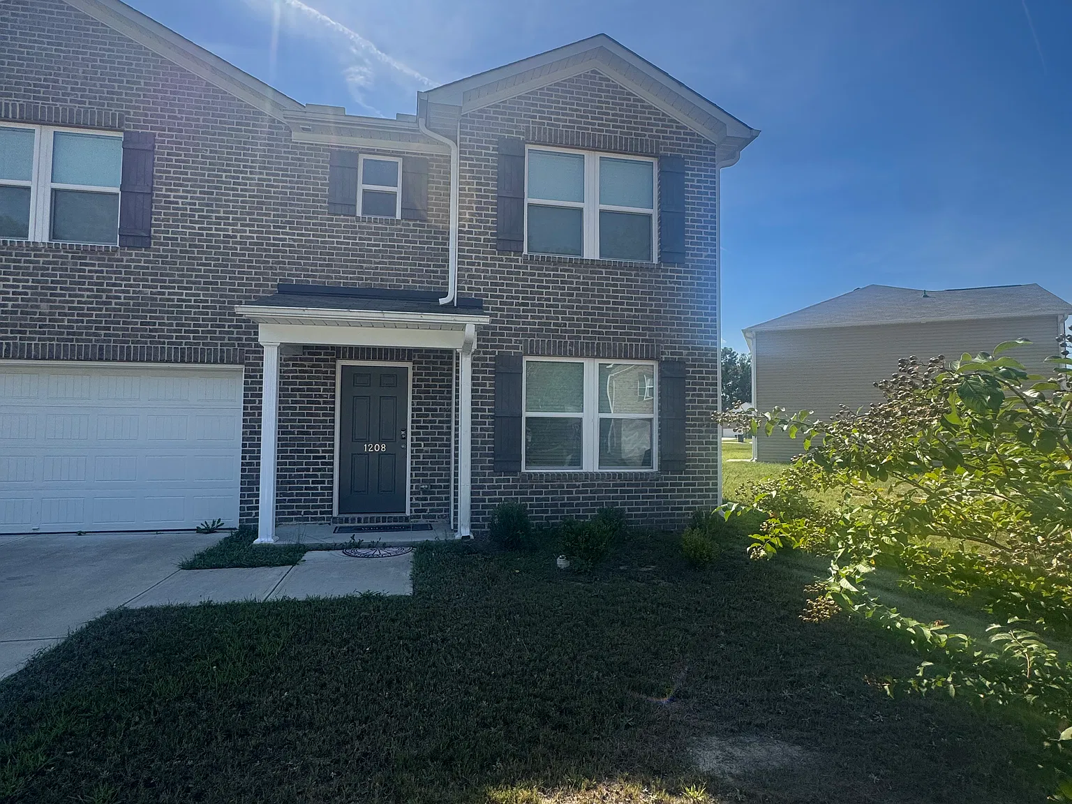 5 bed, 2.5 bath, 2653 sqft, $2,400 — Photo 2