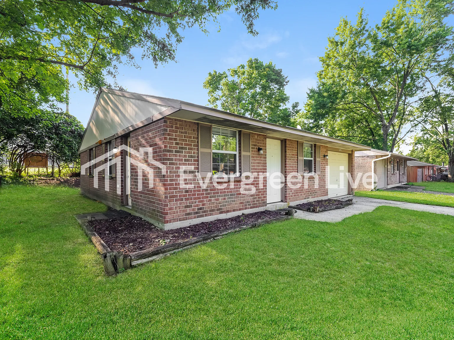 3 bed, 1.0 bath, 933 sqft, $995 — Photo 2