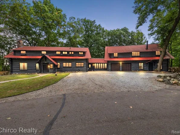 8646 Thendara Blvd, Clarkston, MI 48348