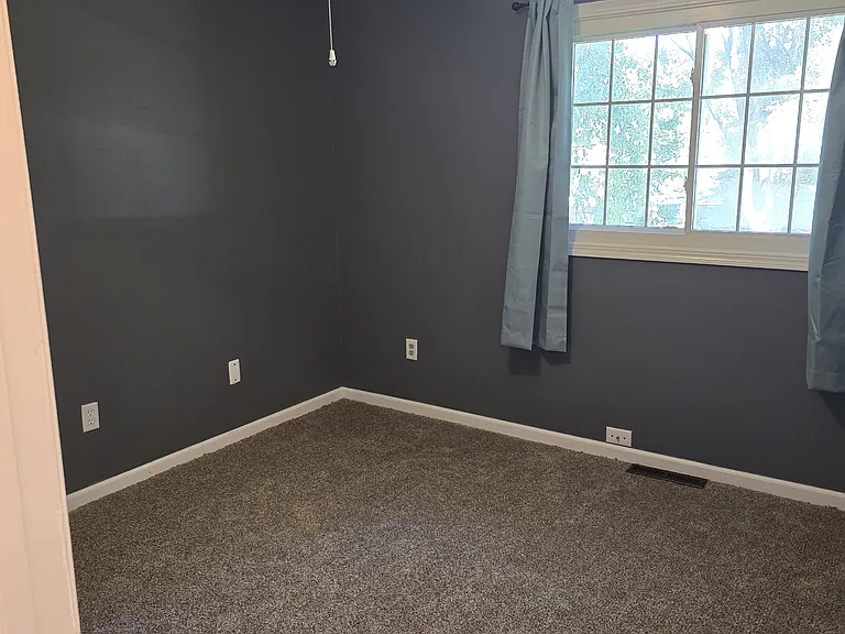 1043 Eastview Cir — Photo 17