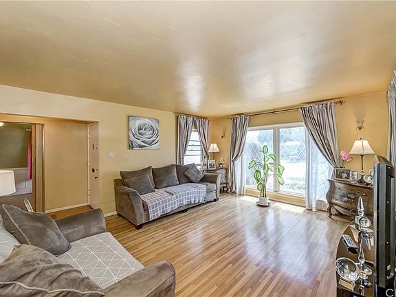 3rd image of 217 Kensington Way