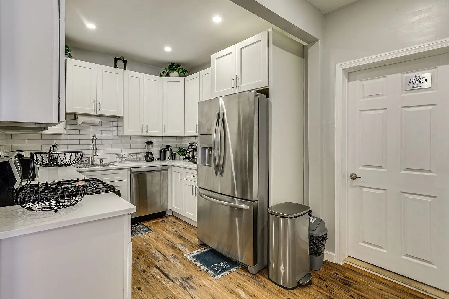 5 bed, 2.0 bath, 4445 sqft, $4,152 — Photo 3