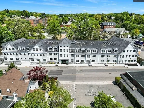 425 Lagrange St Unit 210, West Roxbury, MA 02132