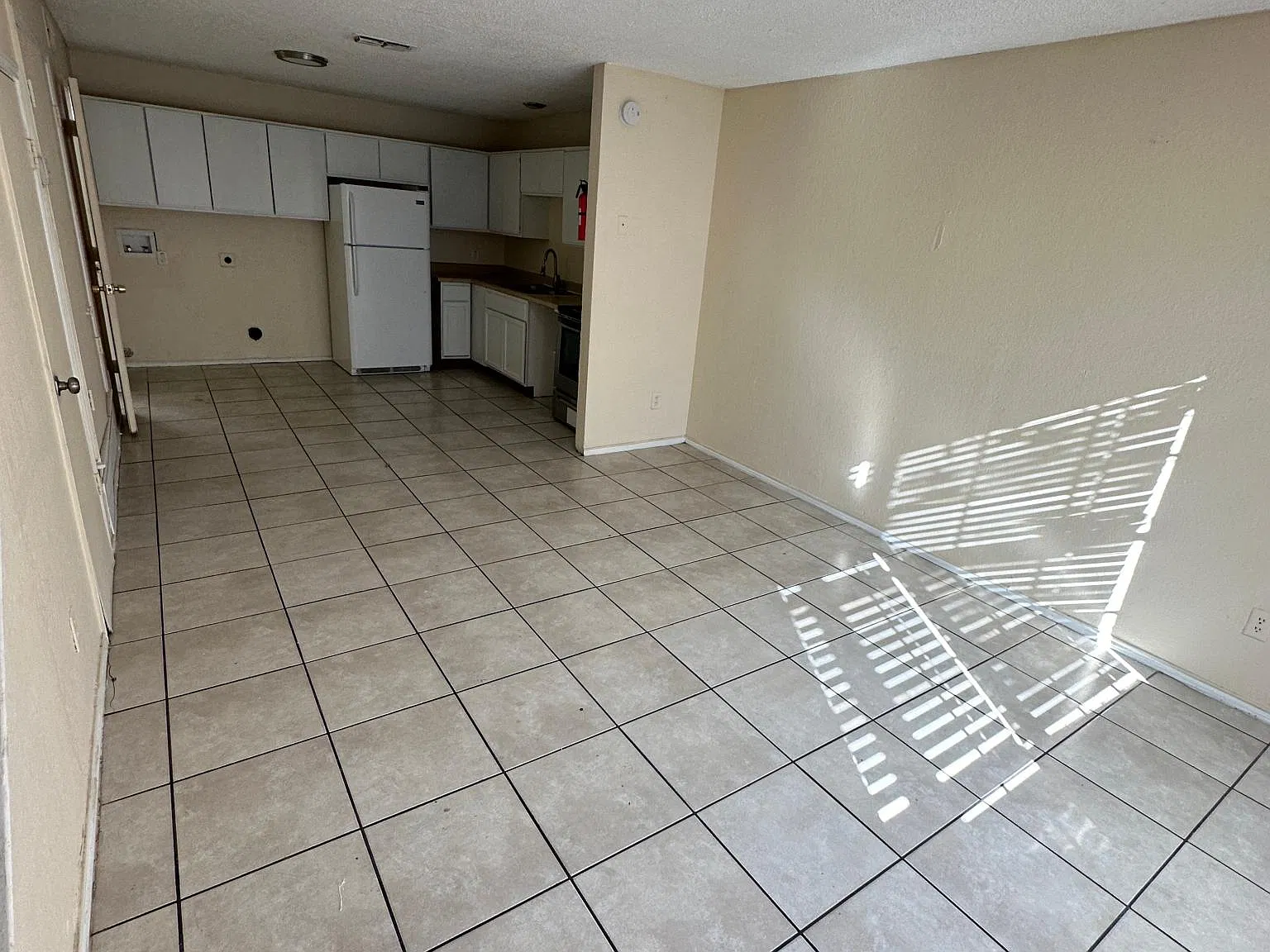 2 bed, 1.5 bath, 1000 sqft, $1,045 — Photo 2